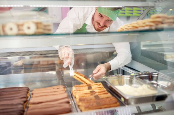 Artisan pâtissier pour vente d’éclairs au chocolat fait maison Tain‑l'Hermitage