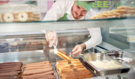 Artisan pâtissier pour vente d’éclairs au chocolat fait maison Tain‑l'Hermitage